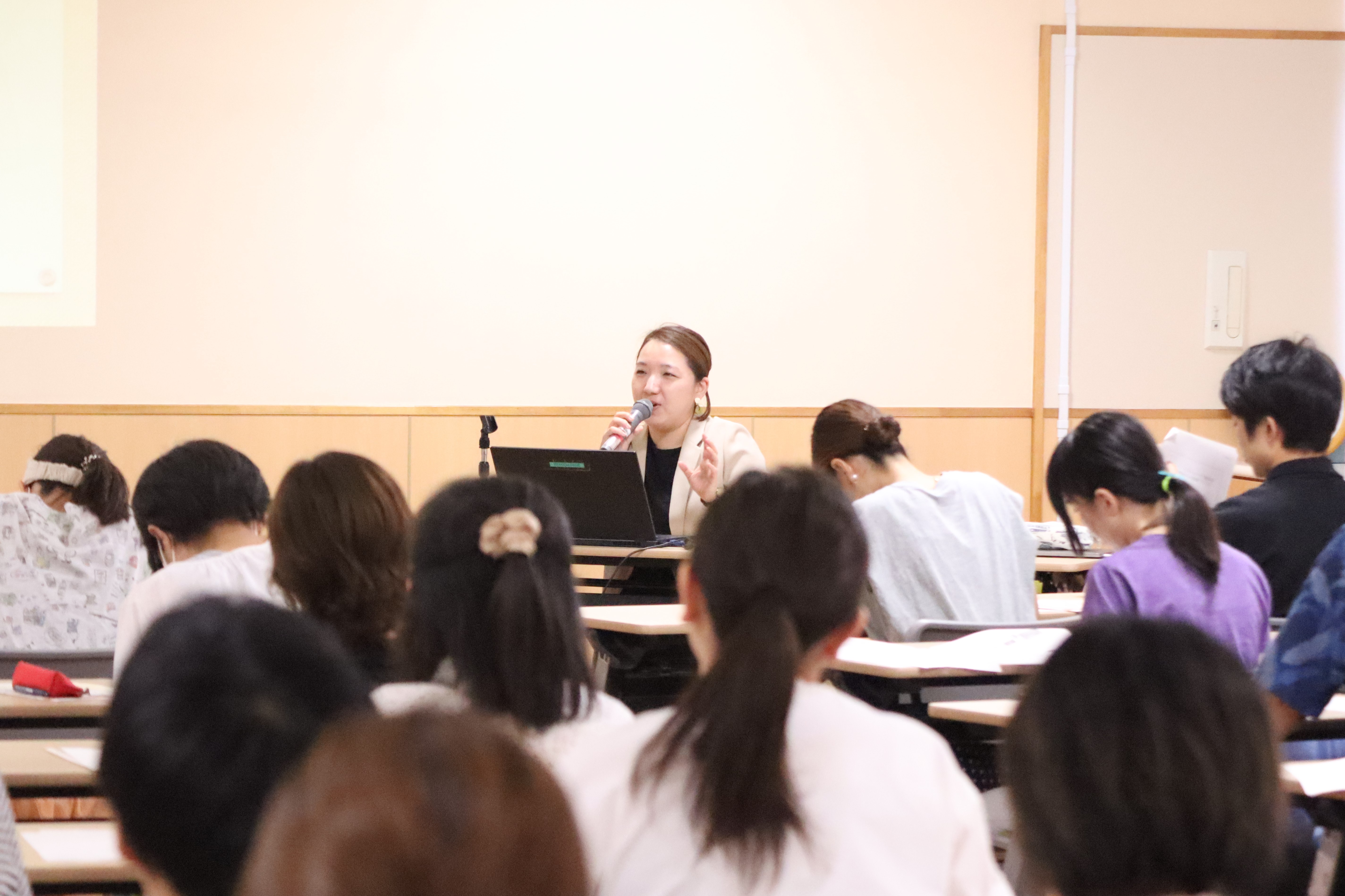 講演会中