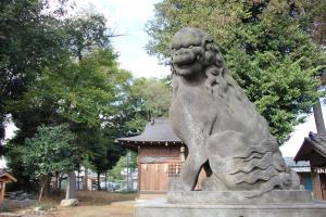 社殿の前に立つ大きな”狛犬さん”