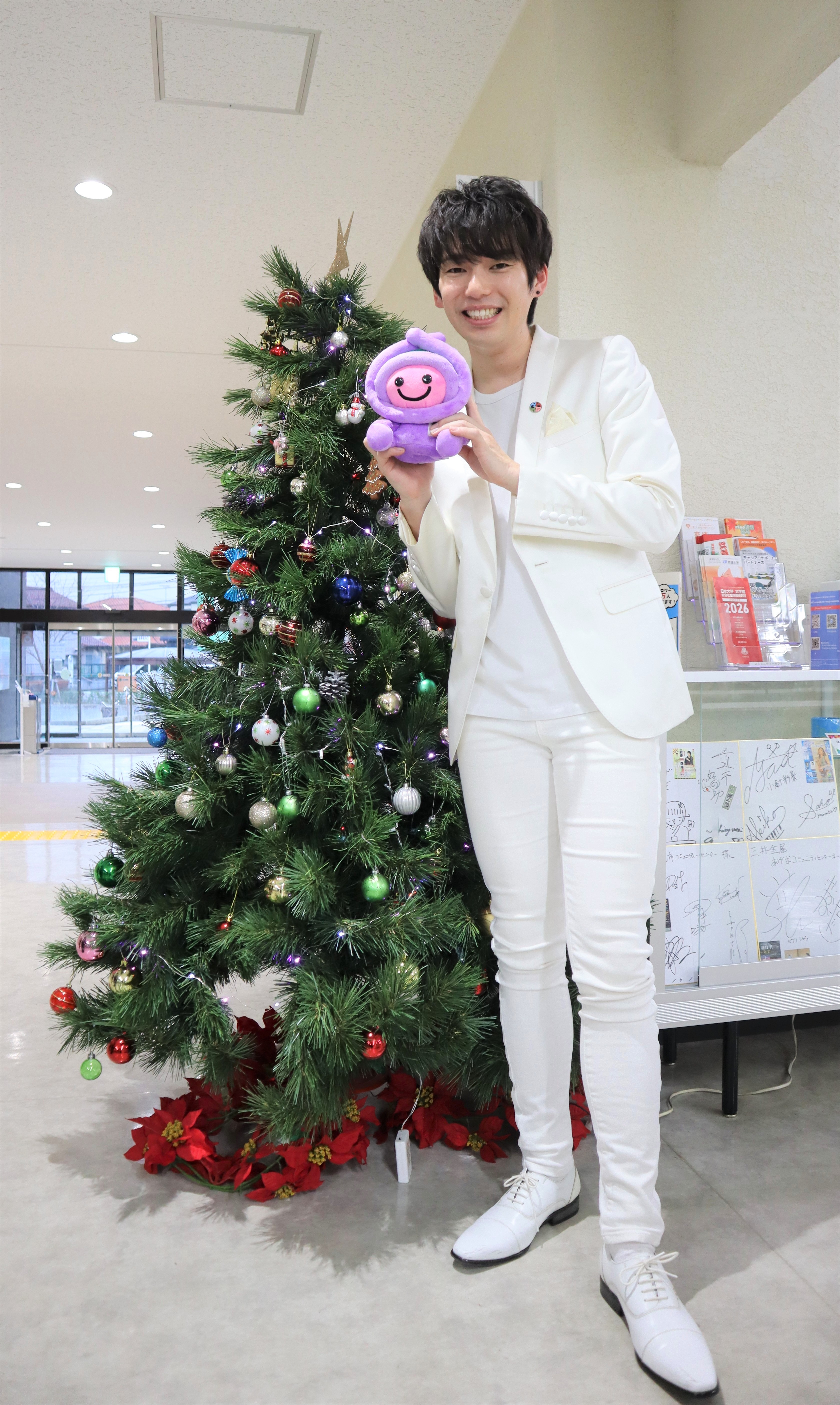 アッピーのぬいぐるみを持つ細貝さん