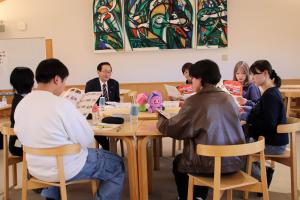 資料に目を通す参加者