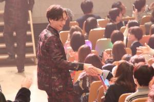 観客と握手を交わす後上さん