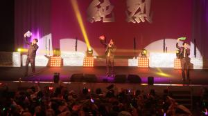 観客と一緒にタオルを振り回すパフォーマンス