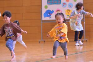 力いっぱい走る子ども