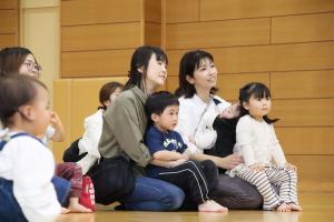 紙芝居を見る親子